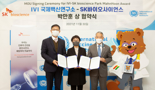 30일 서울대학교 연구공원내 국제백신연구소에서 진행된 '국제백신연구소-SK바이오사이언스 박만훈상 협약식'에서 안재용 SK바이오사이언스 사장(왼쪽부터), 고 박만훈 부회장의 아내 이미혜 여사. 제롬 김 국제백신연구소 사무총장이 기념촬영을 하고 있다. SK바이오사이언스 제공